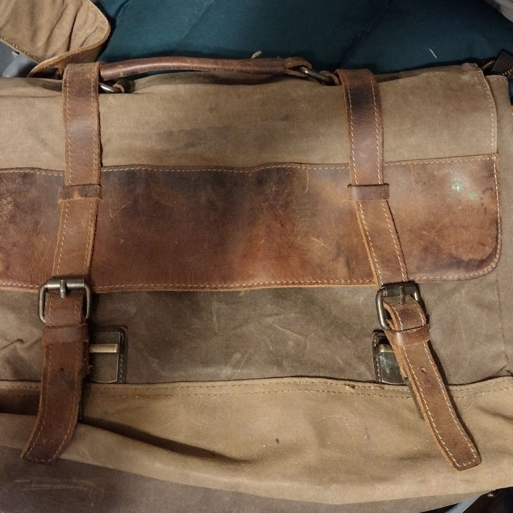 Manificent laptop messenger bag
